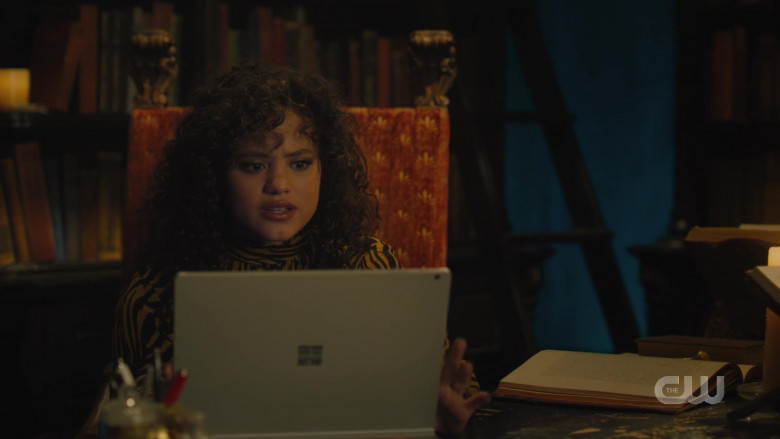 Microsoft Surface Laptop of Sarah Jeffery as Maggie Vera in Charmed S03E05 (2)