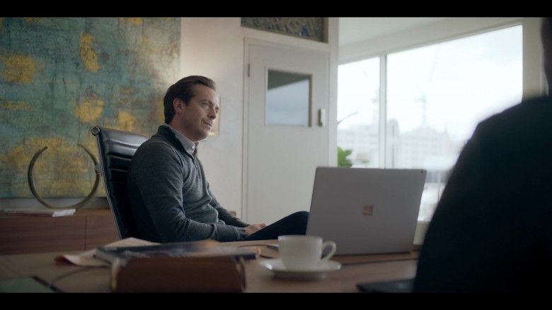 Microsoft Surface Laptop of Stephen Campbell Moore as Damien Brown in The One S01E05 (1)