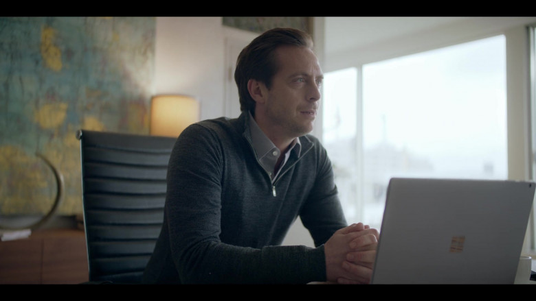 Microsoft Surface Laptop of Stephen Campbell Moore as Damien Brown in The One S01E05 (2)