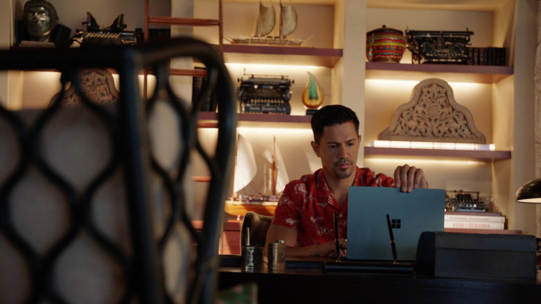 Microsoft Surface Laptop of Tom Selleck as Thomas Magnum in Magnum P.I. S03E10 TV Show (1)