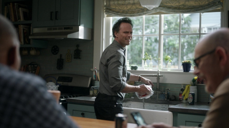 Mort's Trophy Lager Can Of Walton Goggins As Wade In The Unicorn S02e11 