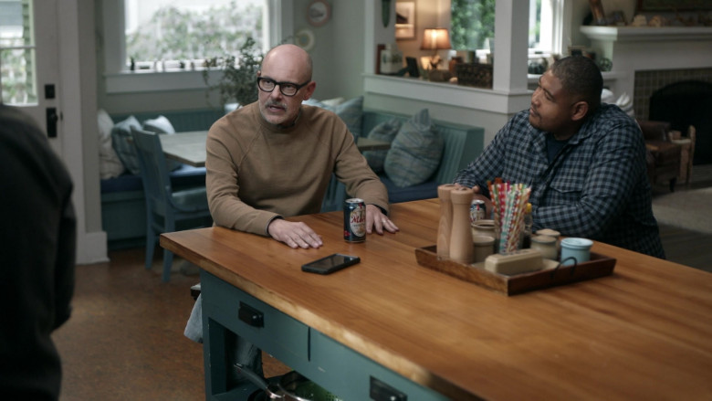 Mort's Trophy Lager by Trophy Brewing Co. Enjoyed by Rob Corddry as Forrest in The Unicorn S02E11 (1)
