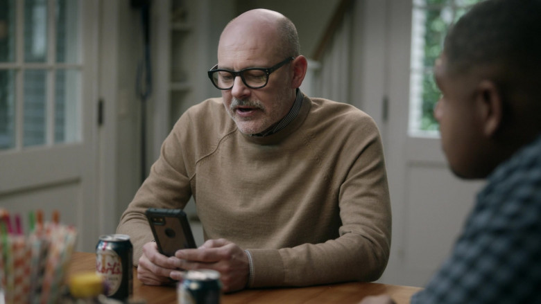 Mort's Trophy Lager by Trophy Brewing Co. Enjoyed by Rob Corddry as Forrest in The Unicorn S02E11 (2)