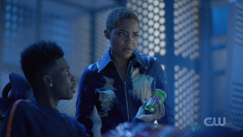 Mountain Dew Soda Drinks Enjoyed by Actors in Black Lightning S04E04 TV Show (4)