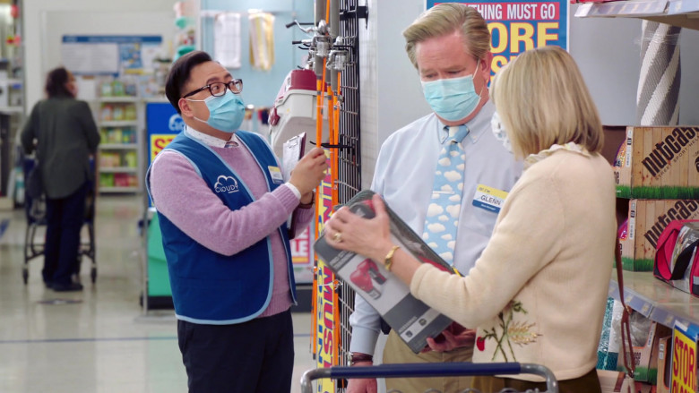 Nutcase Helmets in Superstore S06E15 (2)