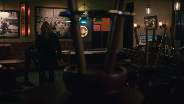 Old Milwaukee Beer Sign in Good Girls S04E03 TV Series (2)