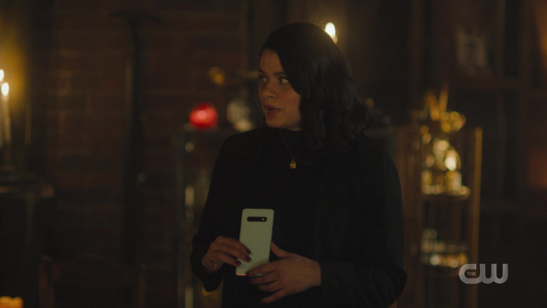 Samsung Galaxy Smartphone of Cast Member Melonie Diaz as Mel Vera in Charmed S03E07 Witch Way Out (2021)