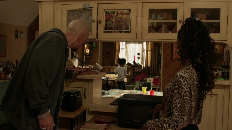 Sunbeam Microwave Oven in Shameless S11E07 Two at a Biker Bar, One in the Lake (2021)