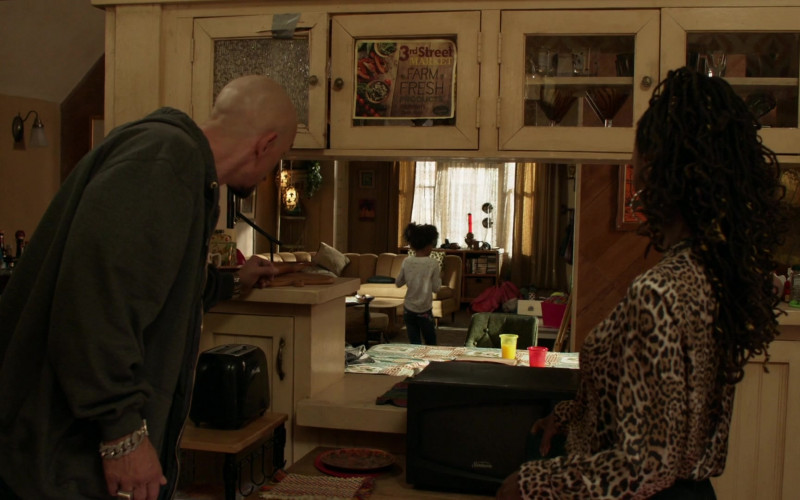 Sunbeam Microwave Oven in Shameless S11E07 Two at a Biker Bar, One in the Lake (2021)