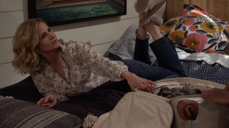 UGG Women’s Scuffette II Slippers of Kyra Sedgwick as Jean Raines in Call Your Mother S01E08 TV Show (2)