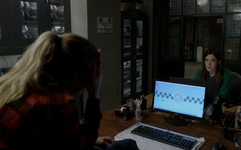 AOC Computer Monitor in Chicago P.D. S08E11 Signs of Violence (2021)