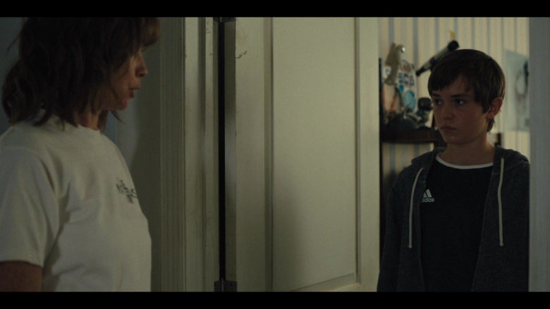 Adidas T-Shirt in Mare of Easttown S01E02 Fathers (2021)