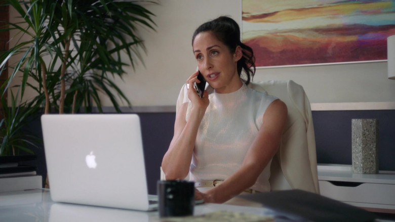 Apple MacBook Laptop Used by Catherine Reitman as Kate Foster in Workin' Moms S05E08 2021 TV Show (1)