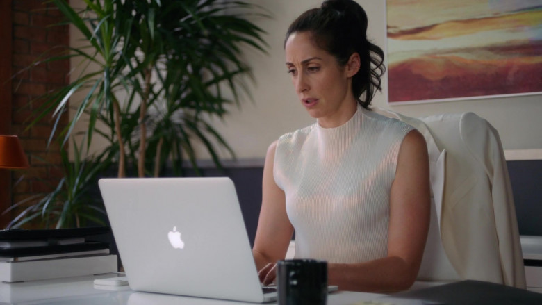 Apple MacBook Laptop Used by Catherine Reitman as Kate Foster in Workin' Moms S05E08 2021 TV Show (2)