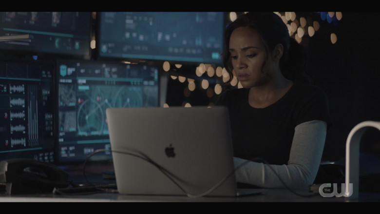 Apple MacBook Laptop in Batwoman S02E11 Rule #1 (2021)