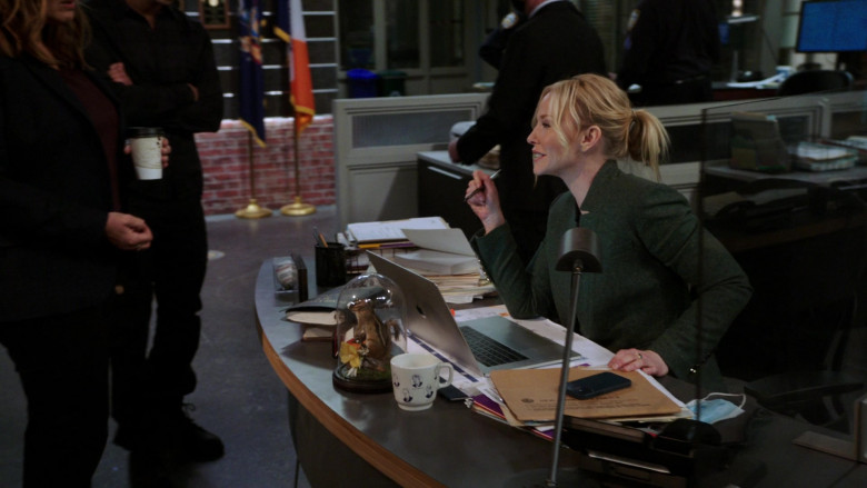 Apple MacBook Laptop in Law & Order Special Victims Unit S22E10 Welcome to the Pedo Motel (2021)