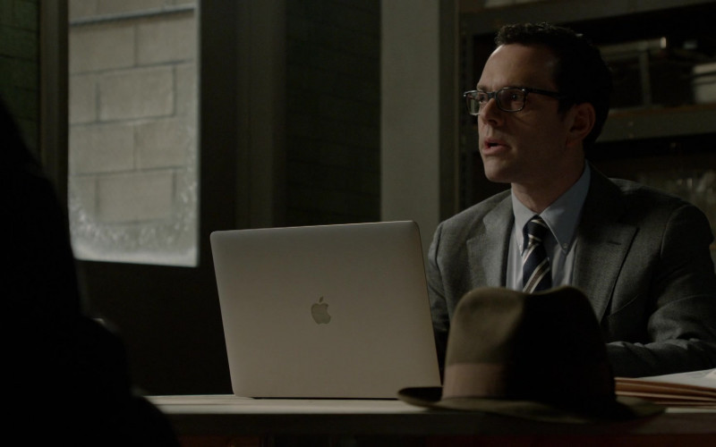 Apple MacBook Laptop in The Blacklist S08E13 Anne (2021)
