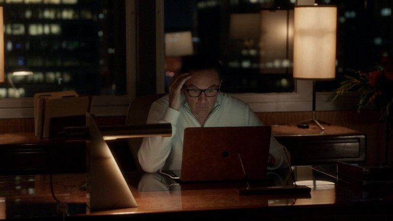 Apple MacBook Laptop in The Rookie S03E10 Man of Honor (2021)