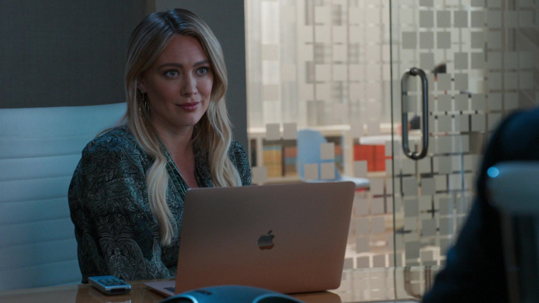 Apple MacBook Laptop of Hilary Duff as Kelsey Peters in Younger S07E04 Risky Business (2021)