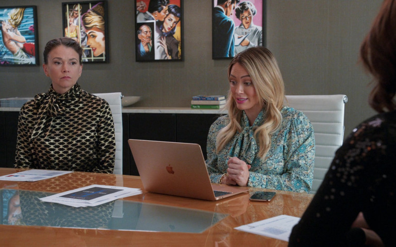 Apple MacBook Laptop of Hilary Duff as Kelsey Peters in Younger S07E06 TV Show 2021 (2)
