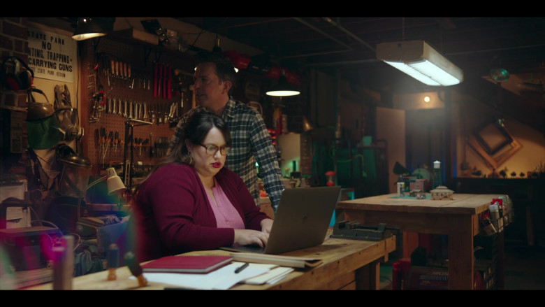 Apple MacBook Laptop of Jana Schmieding as Reagan Wells in Rutherford Falls S01E01 Pilot (1)