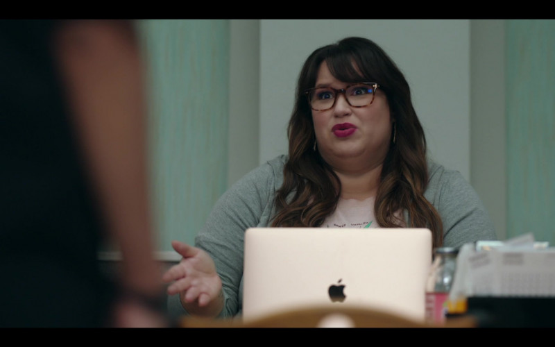 Apple MacBook Laptop of Jana Schmieding as Reagan Wells in Rutherford Falls S01E01 Pilot (2)
