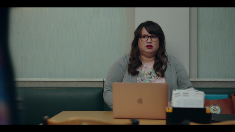 Apple MacBook Laptop of Jana Schmieding as Reagan Wells in Rutherford Falls S01E01 Pilot (3)