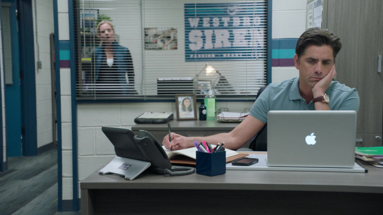 Apple MacBook Laptop of John Stamos as Marvyn Korn in Big Shot S01E03 (1)