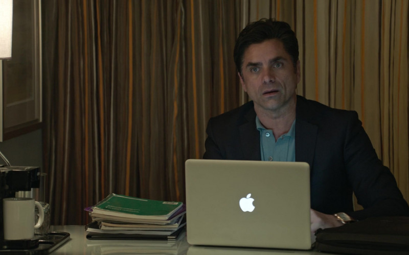 Apple MacBook Laptop of John Stamos as Marvyn Korn in Big Shot S01E03 (2)