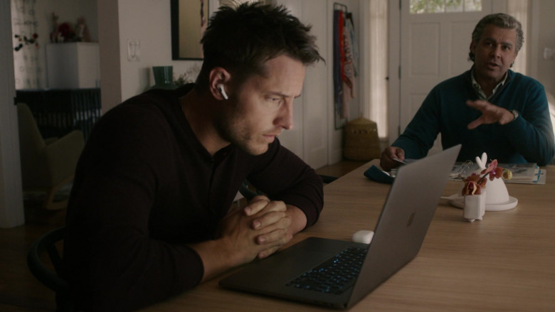 Apple MacBook Laptop of Justin Hartley as Kevin Pearson in This Is Us S05E12 TV Show 2021 (2)