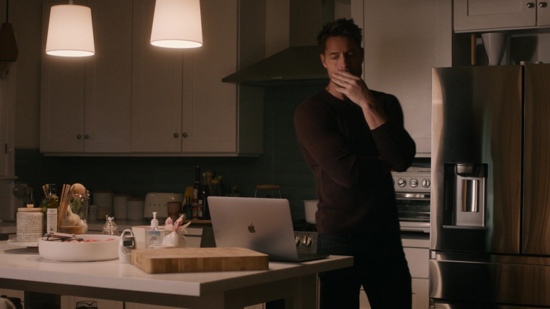 Apple MacBook Laptop of Justin Hartley as Kevin Pearson in This Is Us S05E12 TV Show 2021 (4)