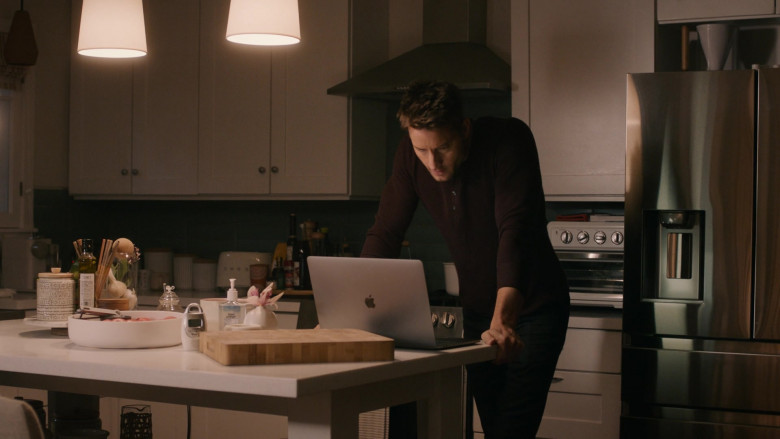 Apple MacBook Laptop of Justin Hartley as Kevin Pearson in This Is Us S05E12 TV Show 2021 (5)