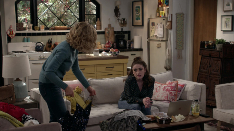 Apple MacBook Laptop of Rachel Sennott as Jackie Raines in Call Your Mother S01E10 (2)