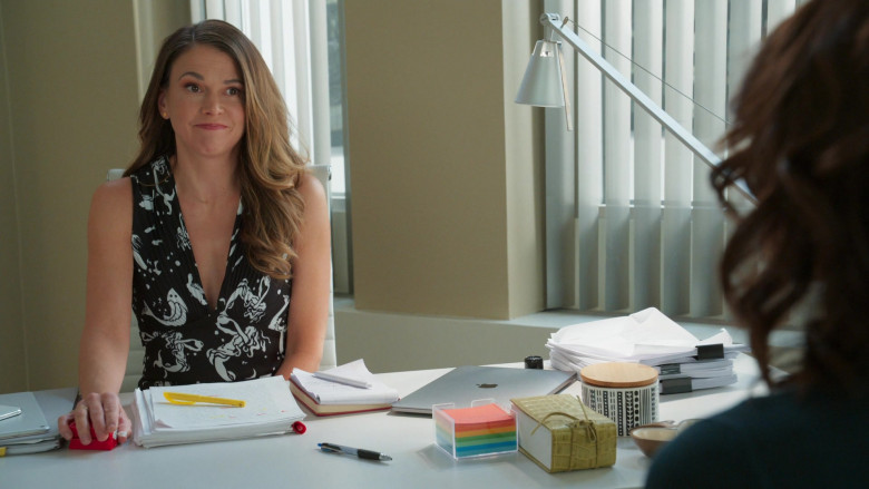 Apple MacBook Laptop of Sutton Foster as Liza Miller in Younger S07E04 Risky Business 2021 (2)