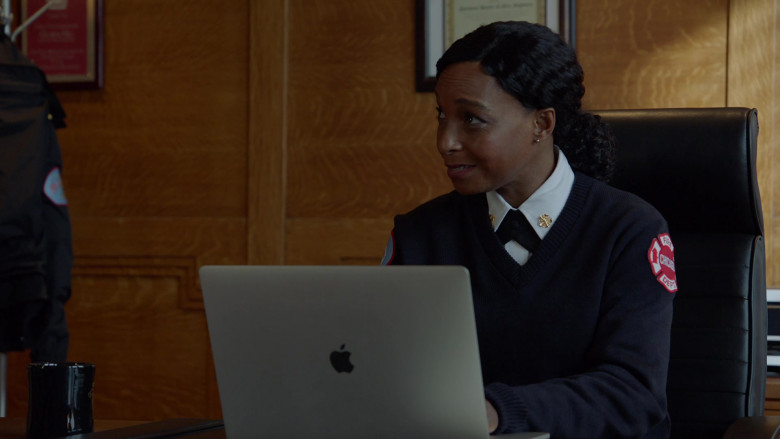 Apple MacBook Laptops in Chicago Fire S09E12 (2)