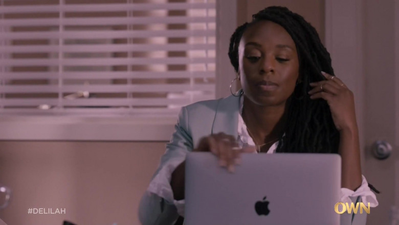 Apple MacBook Laptops in Delilah S01E06 Bachata! (1)