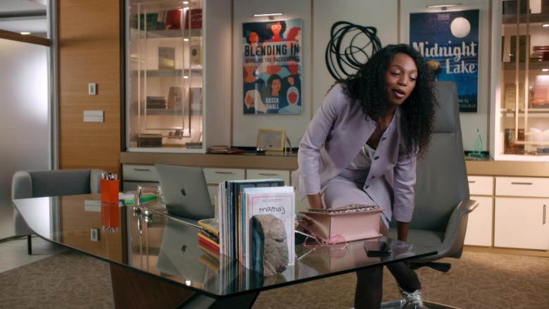 Apple MacBook Laptops in Workin' Moms S05E10 (1)