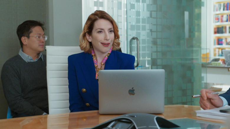 Apple MacBook Laptops in Younger S07E02 (2)