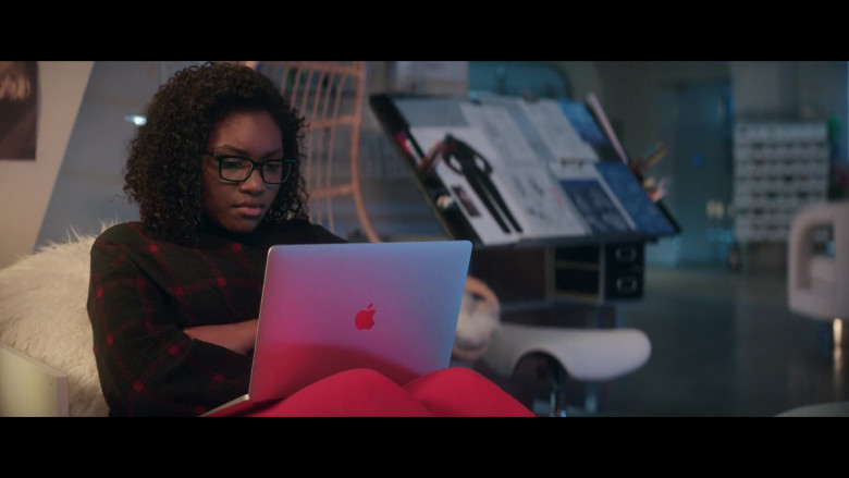 Apple MacBook Pro Laptop Used by Taylor Mosby as Tracy in Thunder Force (2)