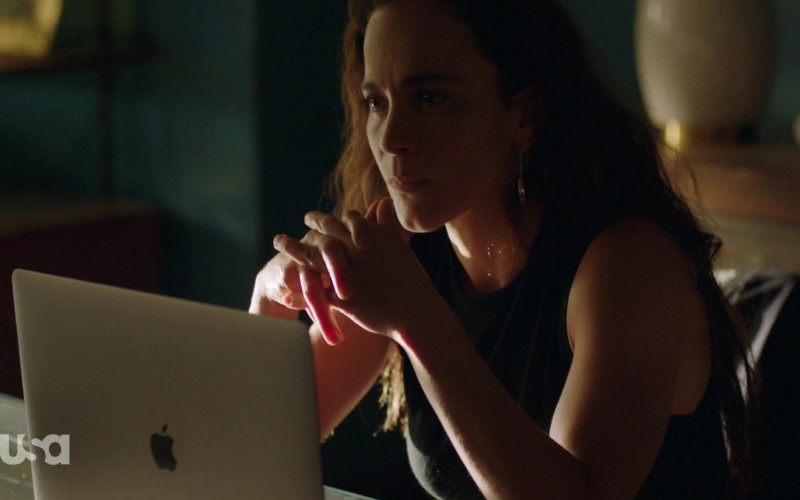 Apple MacBook Pro Laptop of Alice Braga as Teresa Mendoza in Queen of the South S05E04 (1)