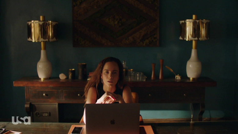 Apple MacBook Pro Laptop of Alice Braga as Teresa Mendoza in Queen of the South S05E04 (2)