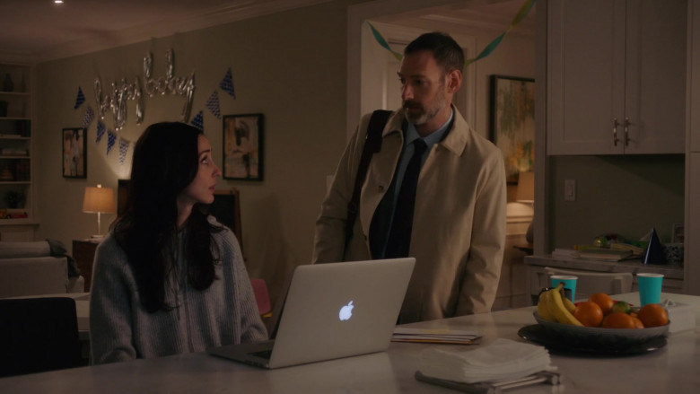 Apple MacBook Pro Laptop of Catherine Reitman as Kate Foster in Workin' Moms S05E09 Blue Angel (1)