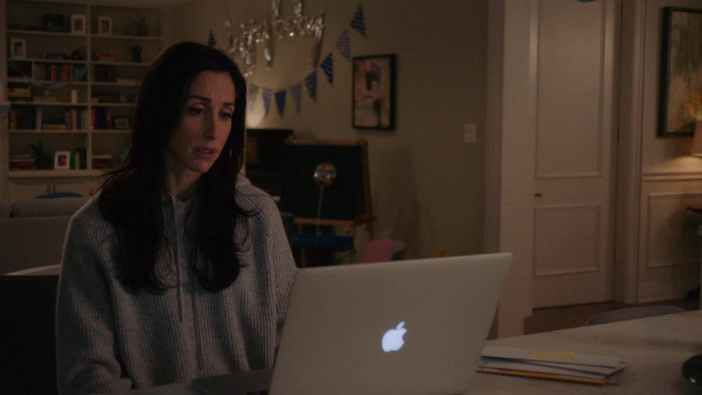 Apple MacBook Pro Laptop of Catherine Reitman as Kate Foster in Workin' Moms S05E09 Blue Angel (2)
