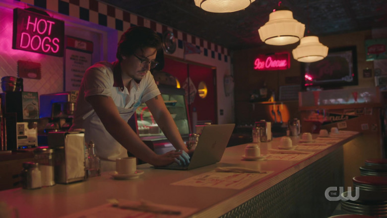 Apple MacBook Pro Laptop of Cole Sprouse as Jughead Jones in Riverdale S05E10 TV Show (1)