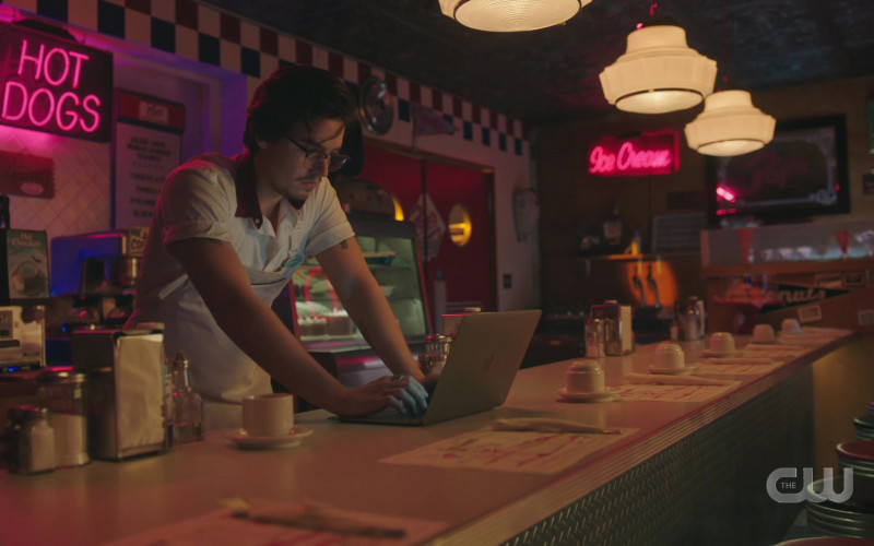 Apple MacBook Pro Laptop of Cole Sprouse as Jughead Jones in Riverdale S05E10 TV Show (1)