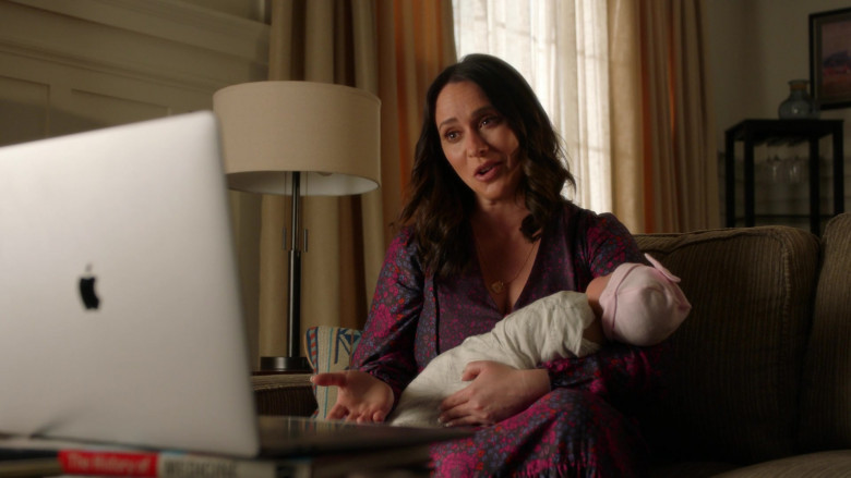 Apple MacBook Pro Laptop of Jennifer Love Hewitt as Maddie Buckley in 9-1-1 S04E09 Blindsided (2021)