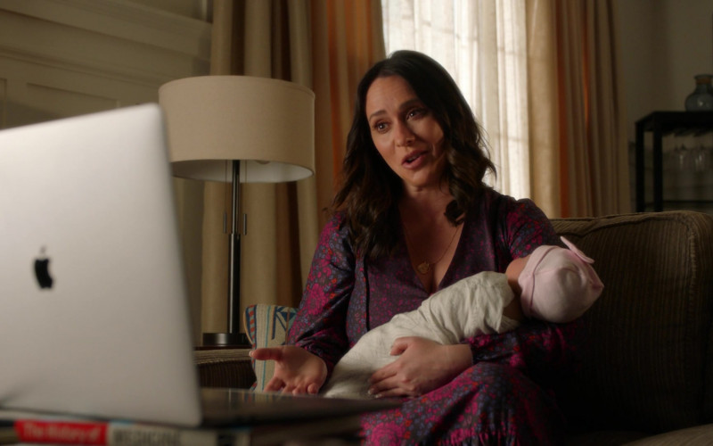 Apple MacBook Pro Laptop of Jennifer Love Hewitt as Maddie Buckley in 9-1-1 S04E09 Blindsided (2021)