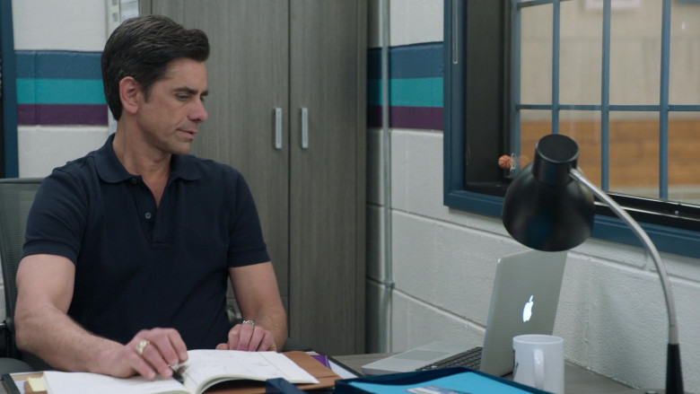 Apple MacBook Pro Laptop of John Stamos as Marvyn Korn in Big Shot S01E02 (2)