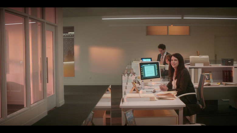 Apple iMac Computer of Lauren Graham as Alex Morrow in The Mighty Ducks Game Changers S01E03 (2)