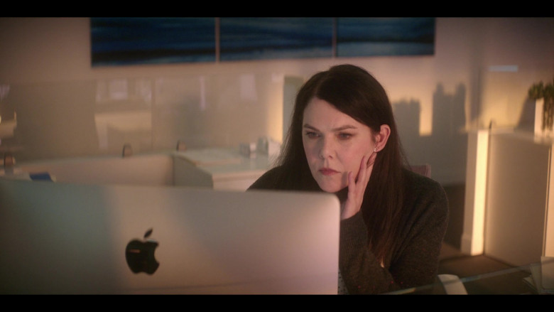 Apple iMac Computer of Lauren Graham as Alex Morrow in The Mighty Ducks Game Changers S01E03 (3)